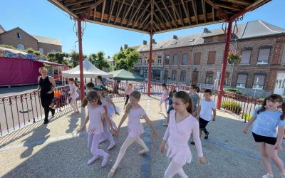 Rythme et Révérence : Une Invitée Brillante à la Ducasse d&rsquo;Aveneslles et à la Fête Nationale d&rsquo;Étrœungt