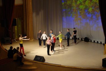 Groupe de jeunes danseuses en répétition sur scène, cours de danse ados