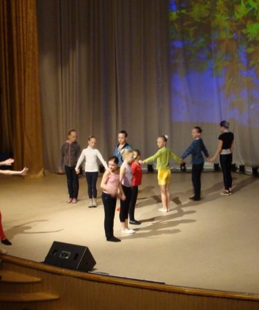 Groupe de jeunes danseuses en répétition sur scène, cours de danse ados