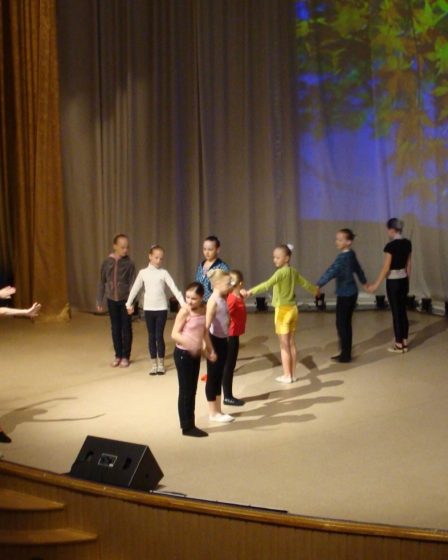 Groupe de jeunes danseuses en répétition sur scène, cours de danse ados