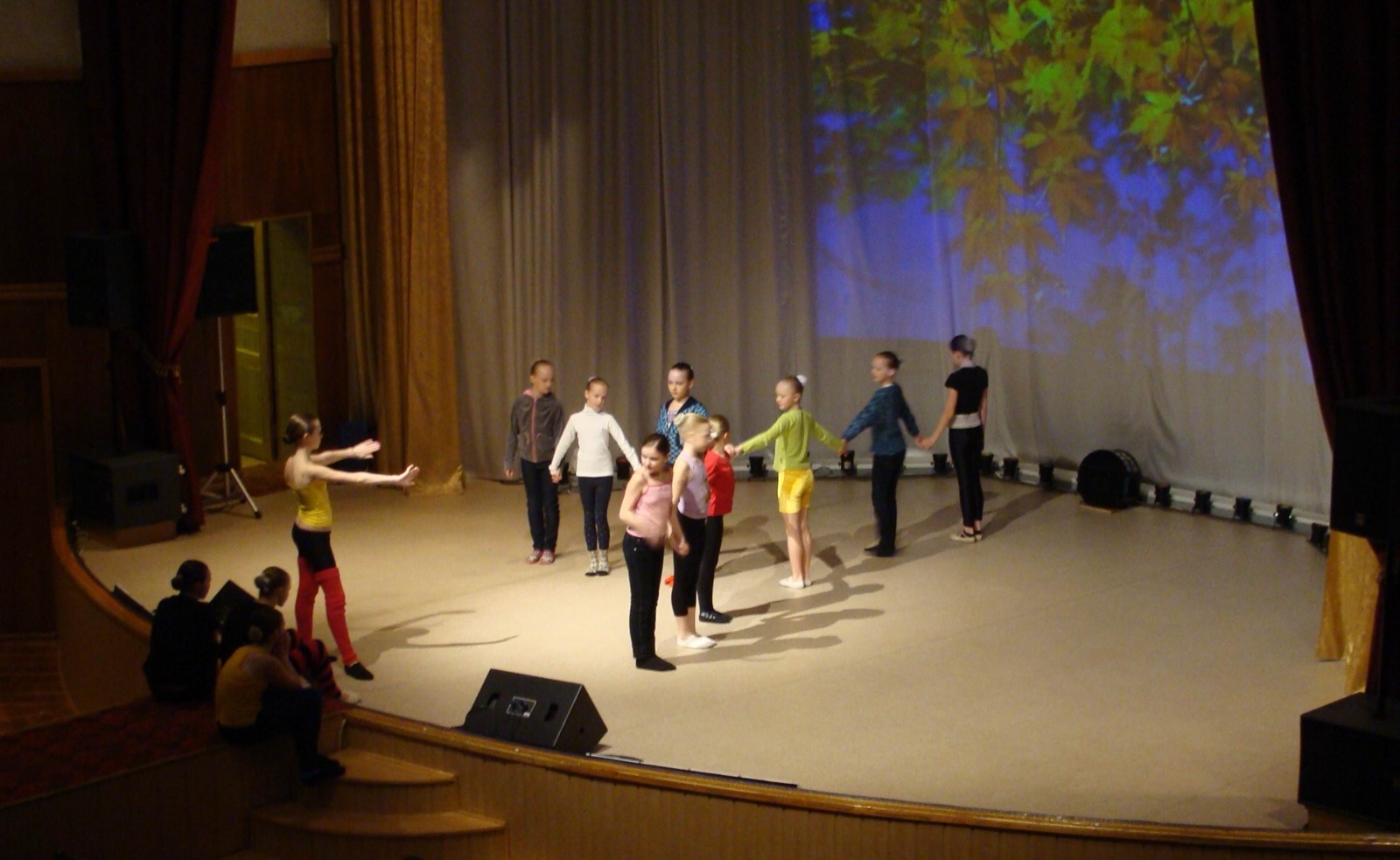 Groupe de jeunes danseuses en répétition sur scène, cours de danse ados