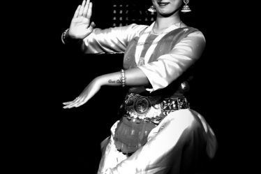Danseuse de danse classique indienne en pose expressive, portrait artistique noir et blanc