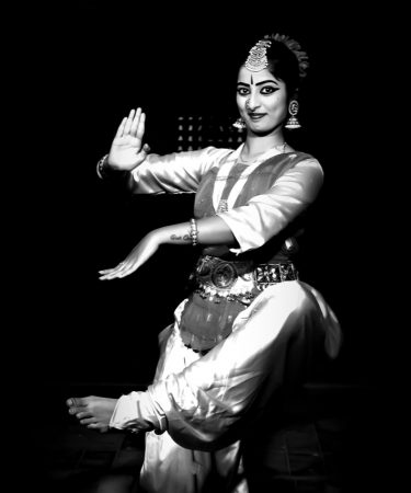 Danseuse de danse classique indienne en pose expressive, portrait artistique noir et blanc