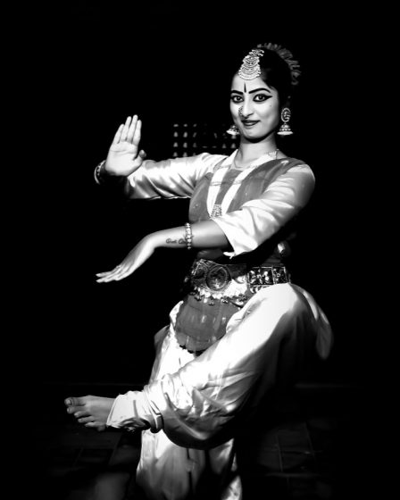 Danseuse de danse classique indienne en pose expressive, portrait artistique noir et blanc