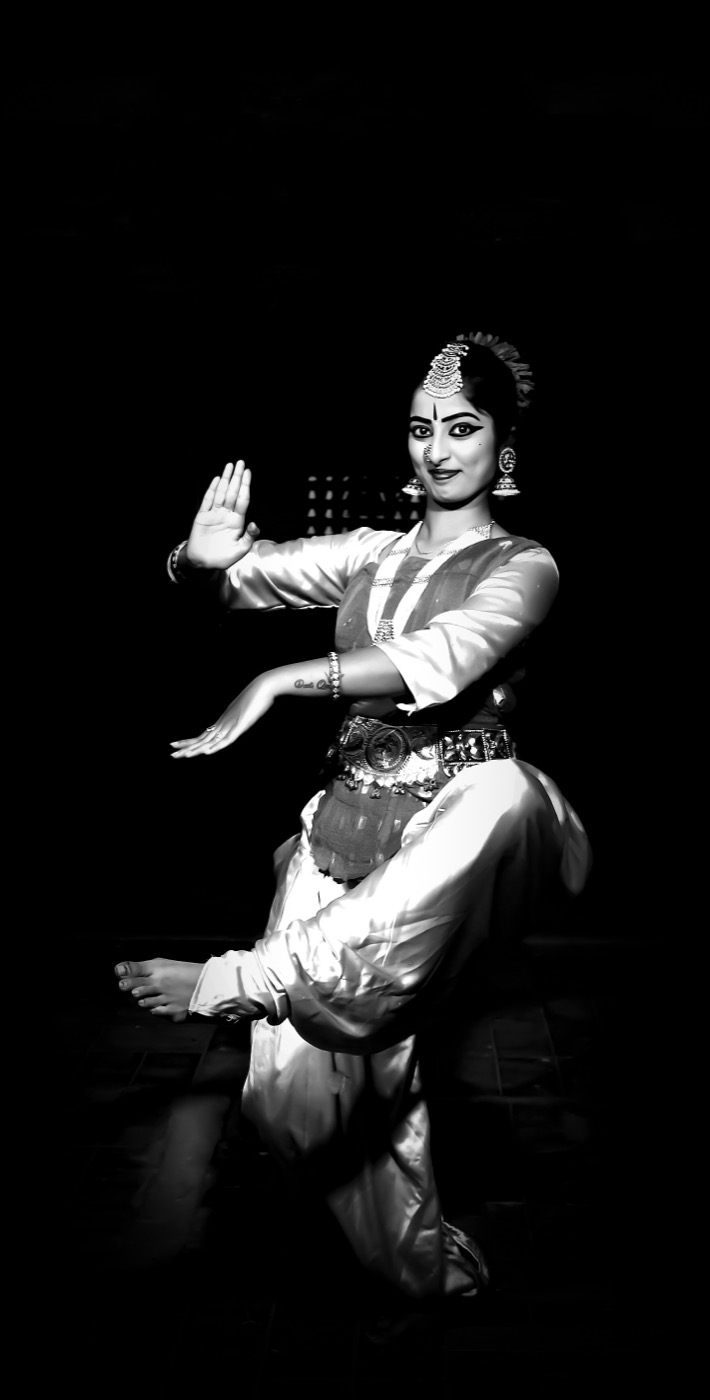 Danseuse de danse classique indienne en pose expressive, portrait artistique noir et blanc