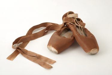 Paire de chaussons de danse en toile posés au sol