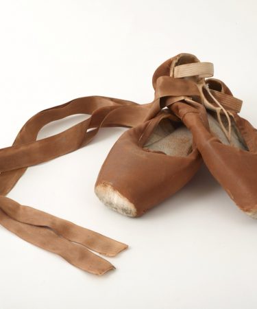 Paire de chaussons de danse en toile posés au sol