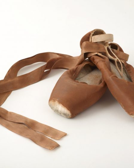 Paire de chaussons de danse en toile posés au sol