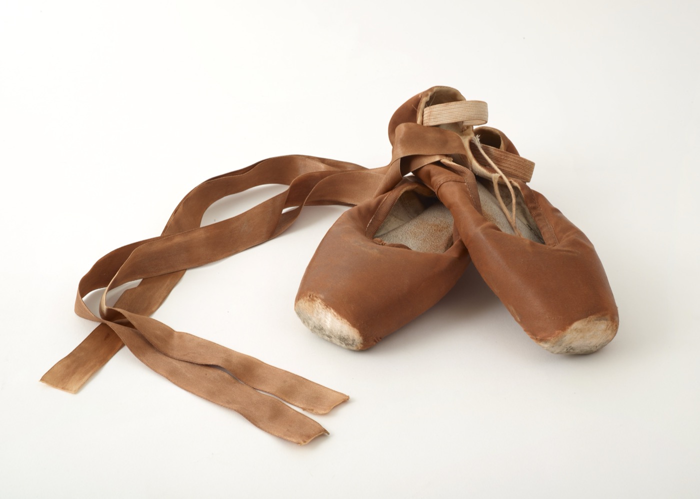 Paire de chaussons de danse en toile posés au sol