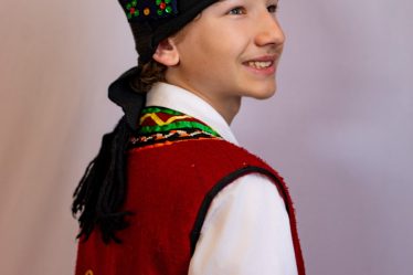 Jeune garçon en costume traditionnel grec, portrait souriant