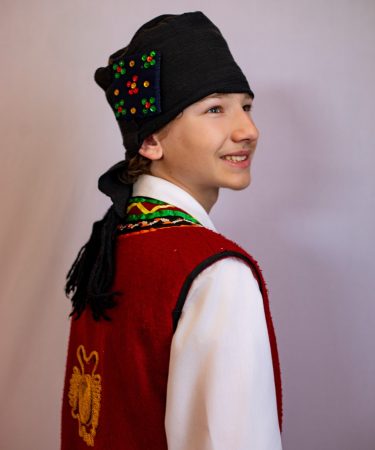 Jeune garçon en costume traditionnel grec, portrait souriant