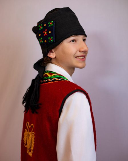 Jeune garçon en costume traditionnel grec, portrait souriant