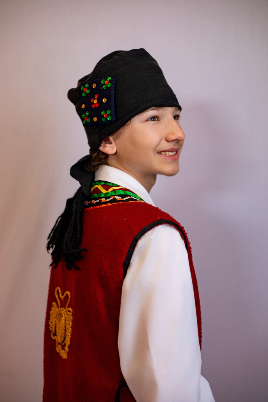 Jeune garçon en costume traditionnel grec, portrait souriant
