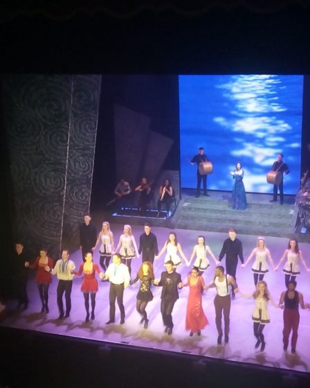Troupe de danseurs irlandais sur scène en costumes traditionnels, spectacle Riverdance