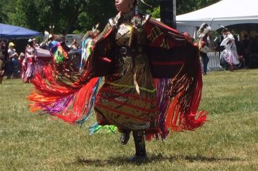 Danseuse des Premières Nations en tenue traditionnelle (regalia) colorée, pow-wow