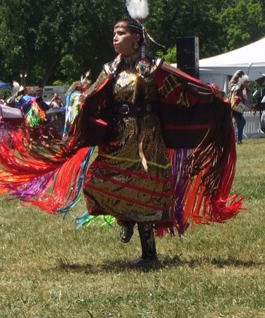 Danseuse des Premières Nations en tenue traditionnelle (regalia) colorée, pow-wow