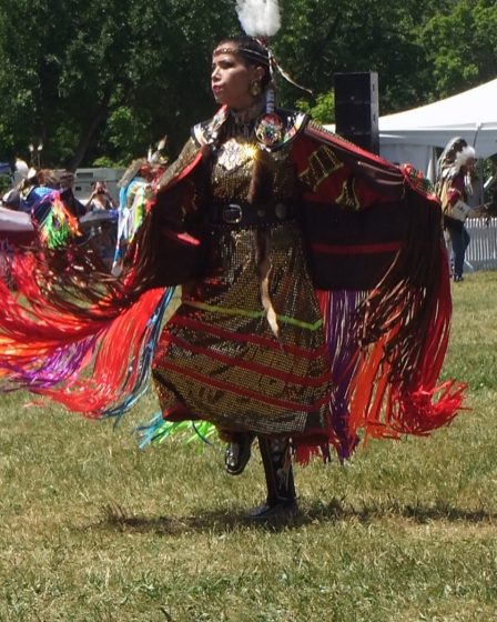 Danseuse des Premières Nations en tenue traditionnelle (regalia) colorée, pow-wow