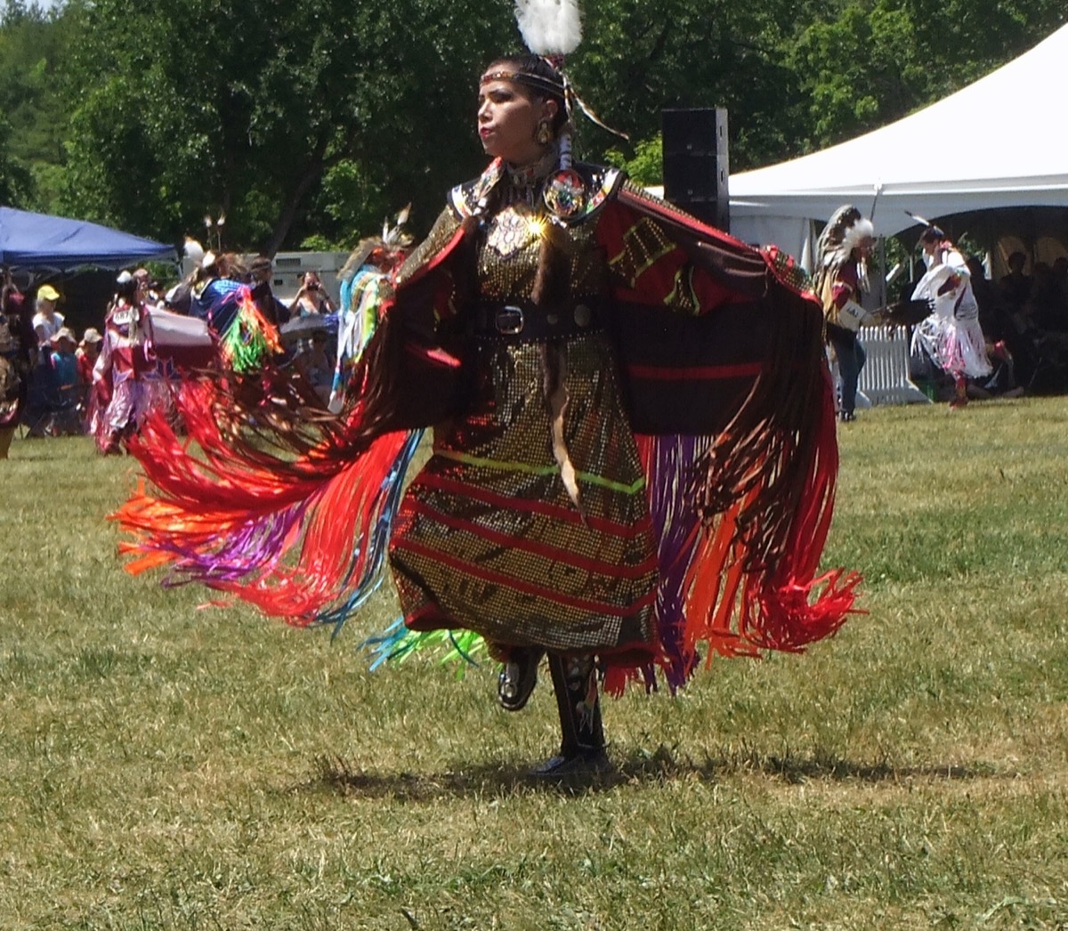 Danseuse des Premières Nations en tenue traditionnelle (regalia) colorée, pow-wow