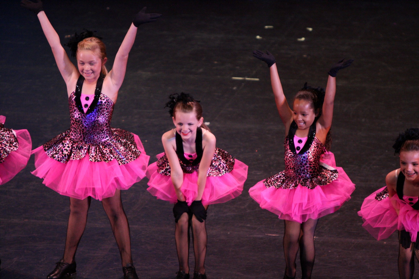 Enfants dansant en danse moderne sur scène, costumes roses