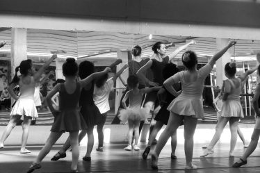 Professeure et jeunes danseuses en cours, photo artistique noir et blanc