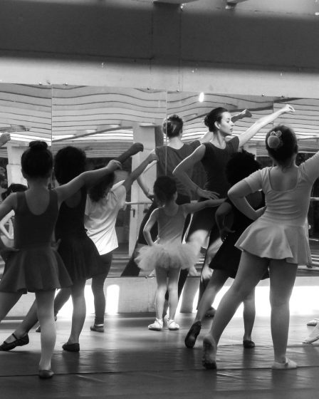 Professeure et jeunes danseuses en cours, photo artistique noir et blanc