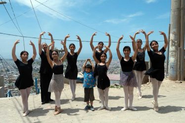 Groupe de jeunes danseuses en tenue de danse posant en extérieur