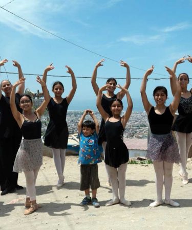 Groupe de jeunes danseuses en tenue de danse posant en extérieur