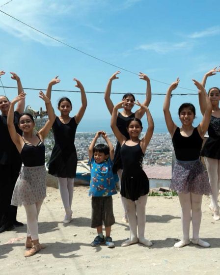 Groupe de jeunes danseuses en tenue de danse posant en extérieur
