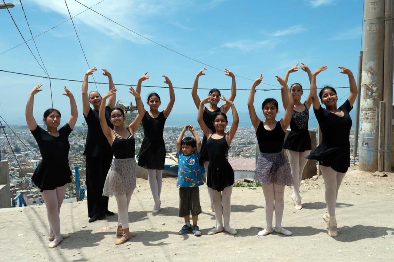 Groupe de jeunes danseuses en tenue de danse posant en extérieur