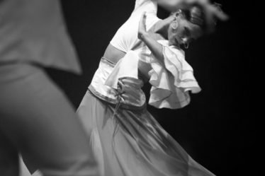Danseuse de flamenco en robe traditionnelle, mouvement flou artistique