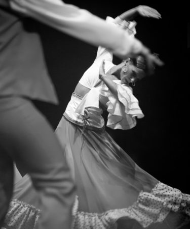 Danseuse de flamenco en robe traditionnelle, mouvement flou artistique