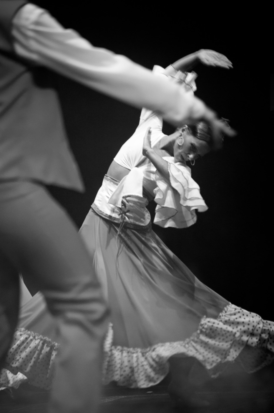 Danseuse de flamenco en robe traditionnelle, mouvement flou artistique