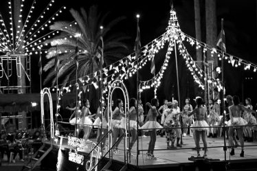 Jeunes danseuses en tutus sur une scène illuminée le soir