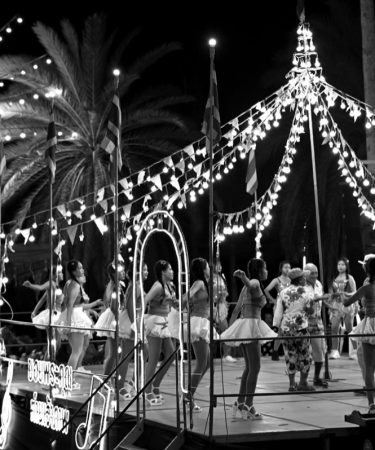 Jeunes danseuses en tutus sur une scène illuminée le soir