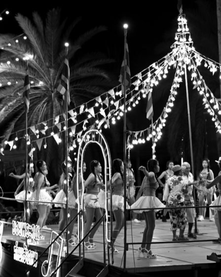 Jeunes danseuses en tutus sur une scène illuminée le soir