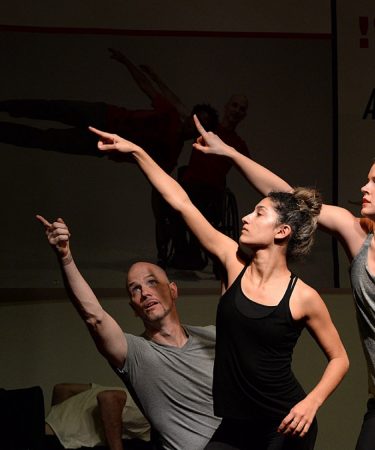 Trois danseurs adultes en tenue de sport, pose dynamique en studio