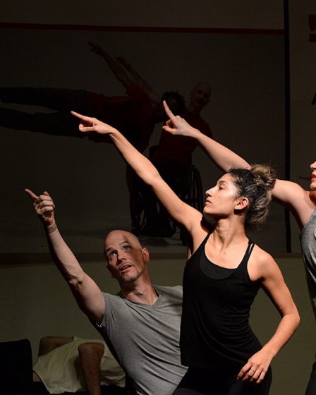 Trois danseurs adultes en tenue de sport, pose dynamique en studio