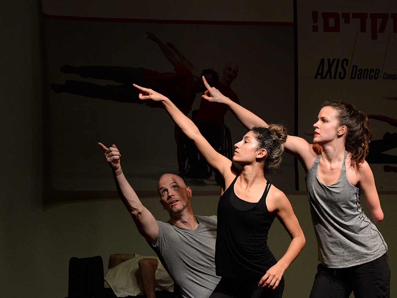 Trois danseurs adultes en tenue de sport, pose dynamique en studio
