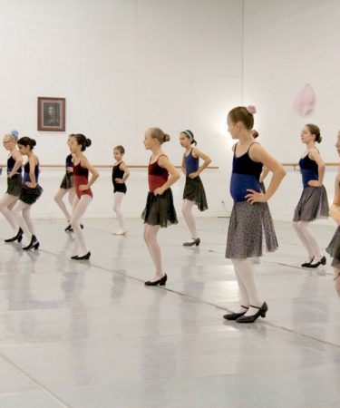 Cours de danse enfants débutantes en studio avec professeure