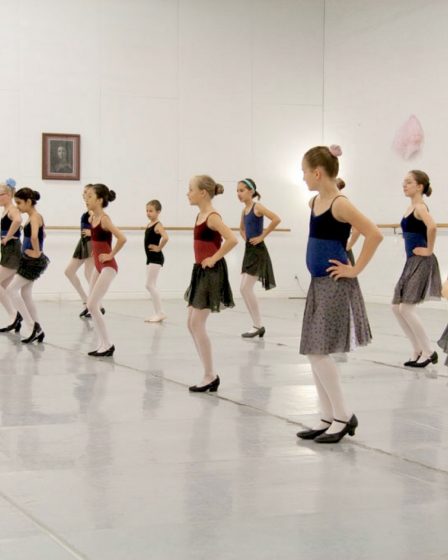 Cours de danse enfants débutantes en studio avec professeure
