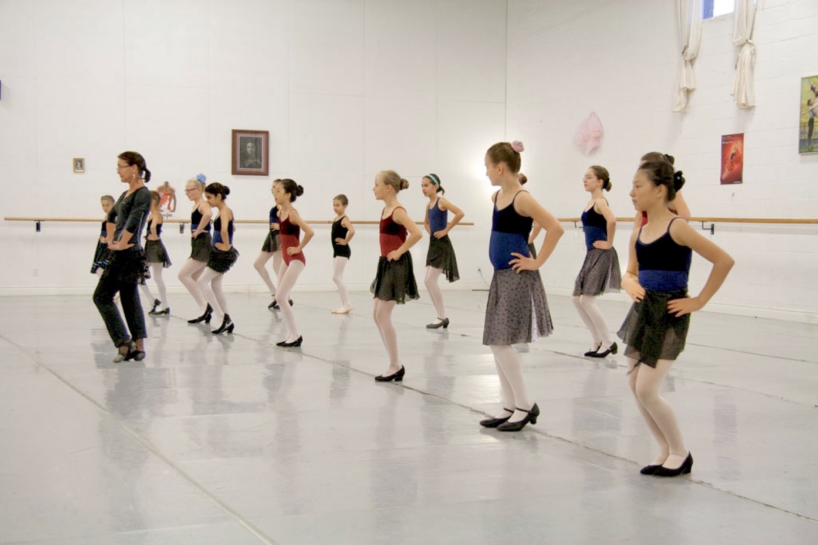 Cours de danse enfants débutantes en studio avec professeure