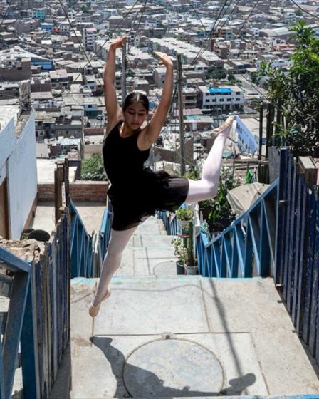 Jeune danseuse en plein saut, extension de jambe, sur un escalier extérieur