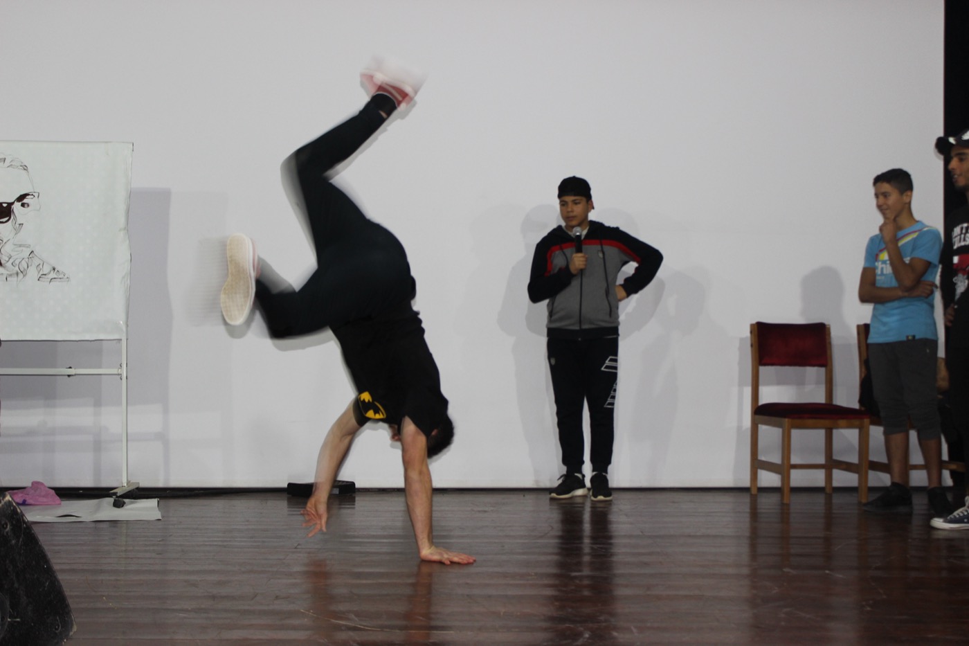 Danseur de breakdance en figure acrobatique sur scène